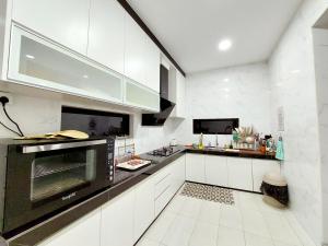 Dapur atau dapur kecil di Good2Stay Villa 15-20pax I 4R4B 1KTV I Swimming Pool I BBQ I Gaming I 10 Parking I Wifi6