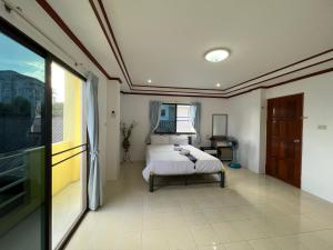 a bedroom with a bed and a window at Rose Garden Guest House Soi 88 Hua Hin in Hua Hin