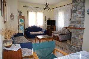 een woonkamer met een bank en een open haard bij Miranta in Nikiti