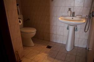 ニキティにあるMirantaのトイレと洗面台付きのバスルーム +46枚の写真