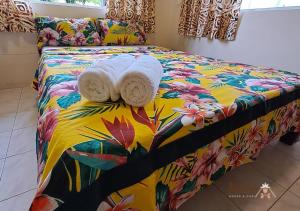 Postel nebo postele na pokoji v ubytování Hutiarii house & car & excursions Raiatea + 12 fotografií