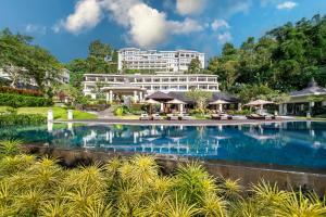 un hotel con piscina frente a un edificio en HOMM Saranam Baturiti, Bali en Bedugul