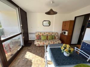salon z kanapą i stołem w obiekcie Charmant T2 RDC avec Parking, Proche Centre et Plage à Agde - FR-1-702-12 w Cap d'Agde +2 zdjęcia