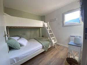 een slaapkamer met een stapelbed en een ladder bij Appartement Cavalière, 3 pièces, 5 personnes - FR-1-308-137 in Le Lavandou