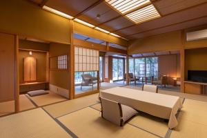 Cette grande chambre comprend un lit et une table. dans l'établissement Shaga-no-Sato Yumeya, à Niigata