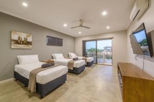 ein Schlafzimmer mit zwei Betten und einem Flachbildfernseher in der Unterkunft 5 Kestrel Place in Exmouth