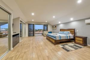 ein Schlafzimmer mit Bett und ein Wohnzimmer in der Unterkunft 5 Kestrel Place in Exmouth + 20 Fotos