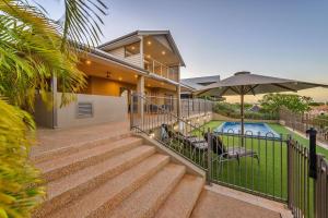 ein Haus mit einer Treppe, die zu einem Pool führt in der Unterkunft 5 Kestrel Place in Exmouth