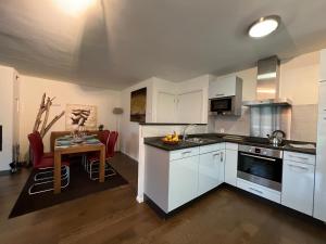 Kuchyň nebo kuchyňský kout v ubytování Walensee Apartment, Lakeside Dream + 28 fotografií