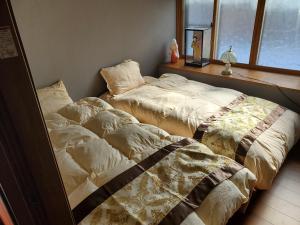 two beds sitting next to each other in a room at Lien Tono in Tōno +42 photos