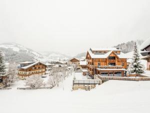 een stad in de sneeuw met gebouwen bij Property in Wagrain in Wagrain