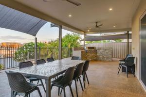 un patio con mesa, sillas y parrilla en 7 Kestrel Place, en Exmouth