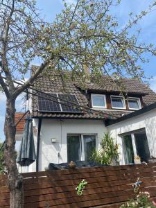 une maison avec un panneau solaire sur le toit dans l'établissement Ferienwohnung Ipsheim Zentral, à Ipsheim