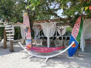 - un hamac sur la plage sous un arbre dans l'établissement Apartment Sun & Sea, à Krk