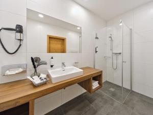 Koupelna v ubytování Hofwirthotel + 29 fotografií