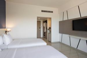 Postel nebo postele na pokoji v ubytování Centara Life Cha-Am Beach Resort Hua Hin