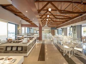 Reštaurácia alebo iné gastronomické zariadenie v ubytovaní Avra Imperial Hotel