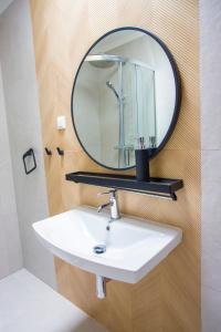 łazienka z umywalką i lustrem na ścianie w obiekcie Farys - świetna lokalizacja, sauna, jacuzzi, piękne widoki z okien w mieście Krynica Zdrój