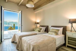 Postel nebo postele na pokoji v ubytování Villa Gionis + 30 fotografií