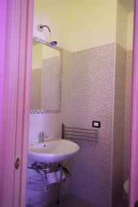 uma casa de banho com um lavatório e um espelho em Casa Margherita em Sellia Marina