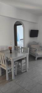 Televisor o centre d'entreteniment de St George Antiparos Apartments and studios