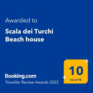 um sinal amarelo que lê concedido a Seala del Turkish Beach House em Scala dei Turchi Beach house em Realmonte