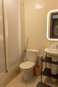 a bathroom with a toilet and a sink at Grand appartement calme et lumineux + Parking GRATUIT in Casablanca