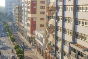 Bild einer Stadtstraße mit hohen Gebäuden in der Unterkunft Grand appartement calme et lumineux + Parking GRATUIT in Casablanca