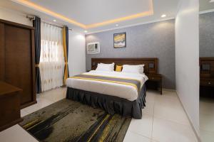 1 dormitorio con 1 cama grande en una habitación en Mirada Purple - Al Waha en Yeda