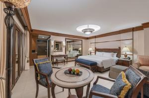 um quarto de hotel com uma cama, uma mesa e cadeiras em Henann Regency Resort and Spa em Boracay