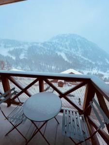uma mesa e cadeiras numa varanda com uma montanha coberta de neve em T2 avec balcon pour 5 personnes em Isola 2000