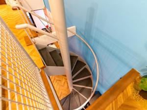 una vista sul soffitto di una scala a chiocciola in un edificio di 勝浦最南端の岬パワースポット天 a Katsuura