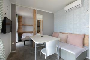 TV a/nebo společenská místnost v ubytování Amadria Park Camping Sibenik Mobile Homes