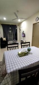een woonkamer met een tafel met een tafelkleed erop bij RaiRai Homestay Gambang in Gambang