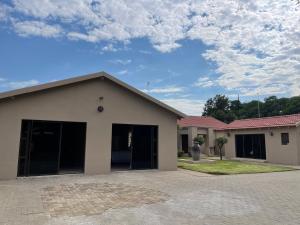 een huis met twee garagedeuren op een oprit bij 3 Schnehage Guesthouse in Welkom