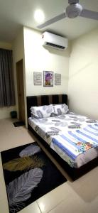 1 dormitorio con 1 cama en una habitación en RaiRai Homestay Gambang en Gambang