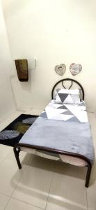 Łóżko w małym pokoju z: w obiekcie RaiRai Homestay Gambang w mieście Gambang