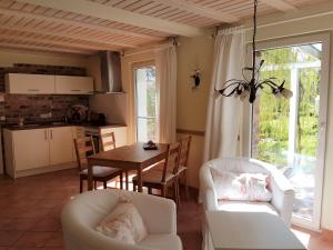 a kitchen and living room with a table and chairs at Scheunenhaus Kienspan in Tornitz