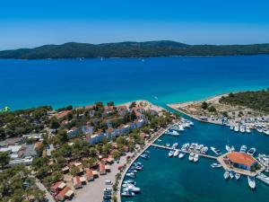 una vista aerea su un porto turistico con imbarcazioni di Amadria Park Camping Sibenik Mobile Homes a Šibenik