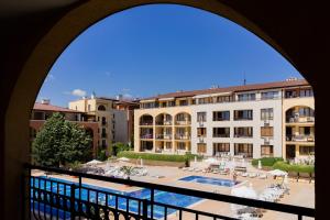 オブゾルにあるGaleria Holiday Apartmentsのプール付きのホテルのバルコニーから景色を望めます。