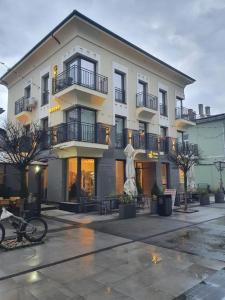 a building with a statue in front of it at City Rooms in Sighetu Marmaţiei