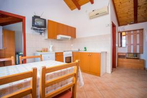 Η κουζίνα ή μικρή κουζίνα στο CHEAP APARTMENT near OMIŠ