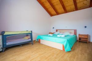 Ένα ή περισσότερα κρεβάτια σε δωμάτιο στο CHEAP APARTMENT near OMIŠ