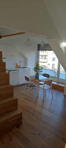 - une cuisine et une salle à manger avec une table et des chaises dans l'établissement Core Luxembourg City, à Luxembourg