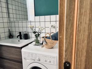 eine weiße Waschmaschine im Bad mit Waschbecken in der Unterkunft Appartamento Nuovissimo: La Casa Bolognese in Bologna