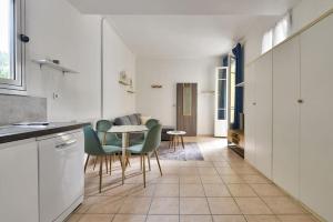 a kitchen and dining room with a table and chairs at Superbe studio Vieux Nice 1 min à pied de la plage in Nice