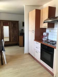 Kuchyň nebo kuchyňský kout v ubytování Chambres d'Hôtes de la Presqu'Île