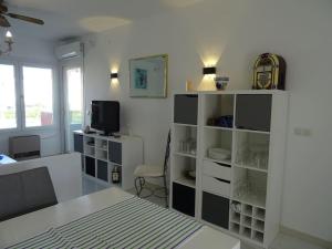 Televízia a/alebo spoločenská miestnosť v ubytovaní Moderno y renovado apartamento en zona residencial + 5 fotografií