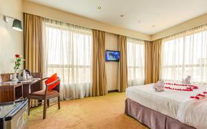 Habitación de hotel con cama y escritorio en Hotel Rio, en Nairobi