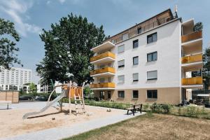 un parco giochi di fronte a un condominio di Stilvolle 4-Raumwohnung in zentraler Lage a Dresda